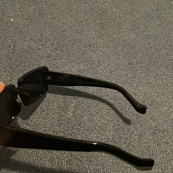 black rectangular shaped sunglasses - Picture 3 of 4